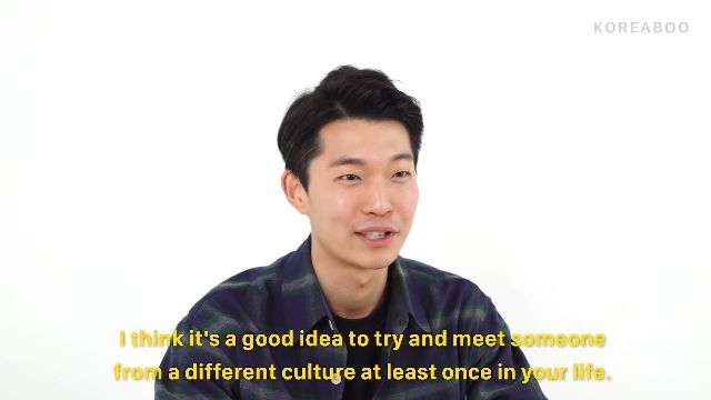 스튜디오 인터뷰 장면